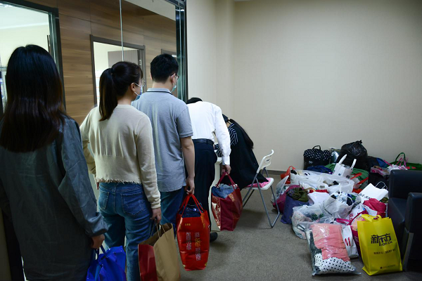 江南游戏党支部组织开展捐赠衣物活动