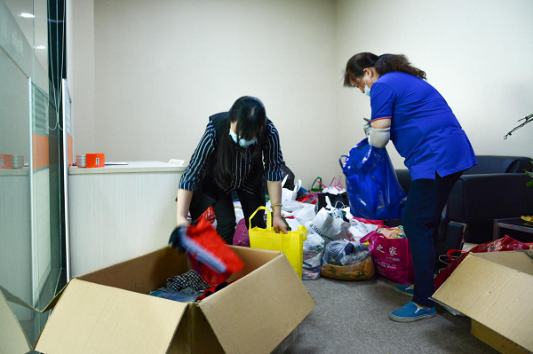 江南游戏党支部组织开展捐赠衣物活动